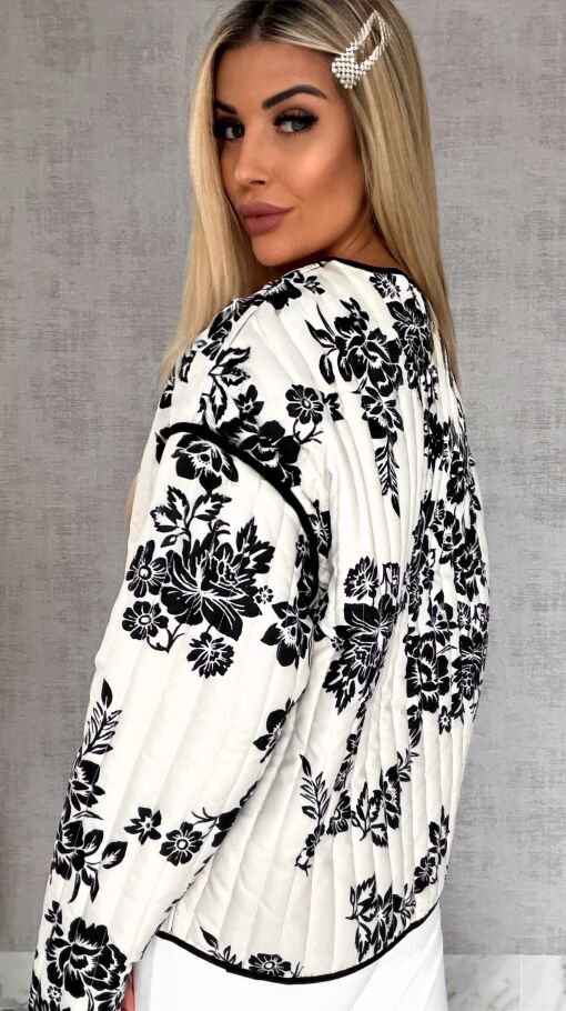 Wiosenny lekka kurtka wiązana ECRU z czarnymi kwiatami ONE SIZE - R438