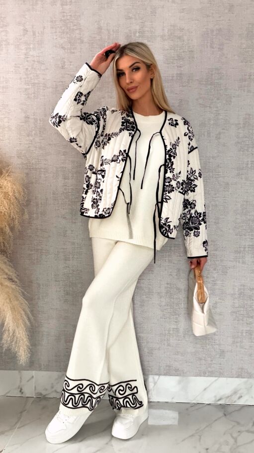 Wiosenny lekka kurtka wiązana ECRU z czarnymi kwiatami ONE SIZE - R438