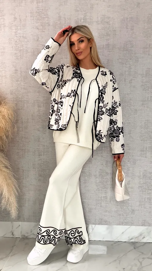 Wiosenny lekka kurtka wiązana ECRU z czarnymi kwiatami ONE SIZE - R438