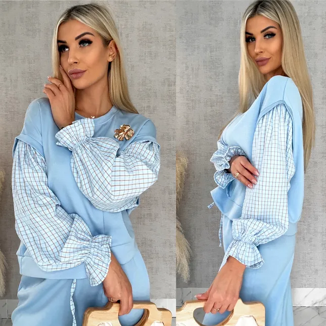 Luźna bluza z rękawami w kratkę i broszką ONE SIZE blue - R426A