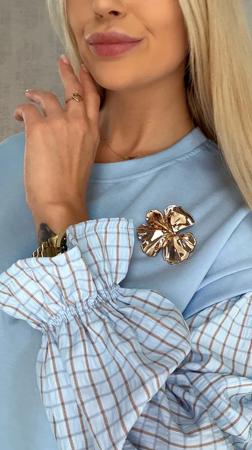 Luźna bluza z rękawami w kratkę i broszką ONE SIZE blue - R426A