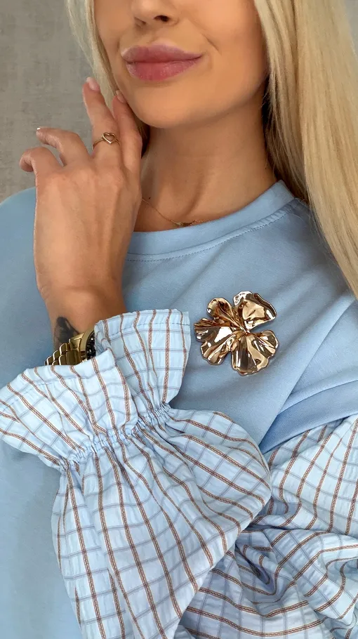Luźna bluza z rękawami w kratkę i broszką ONE SIZE blue - R426A