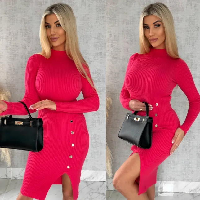 Malinowa sukienka z dzianiny z rozcięciem i butonami ONE SIZE - R538