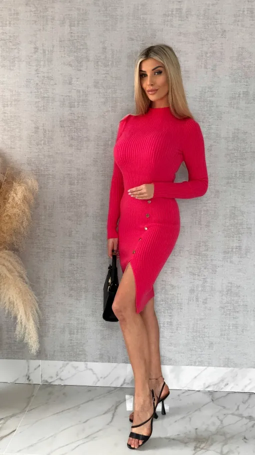 Malinowa sukienka z dzianiny z rozcięciem i butonami ONE SIZE - R538