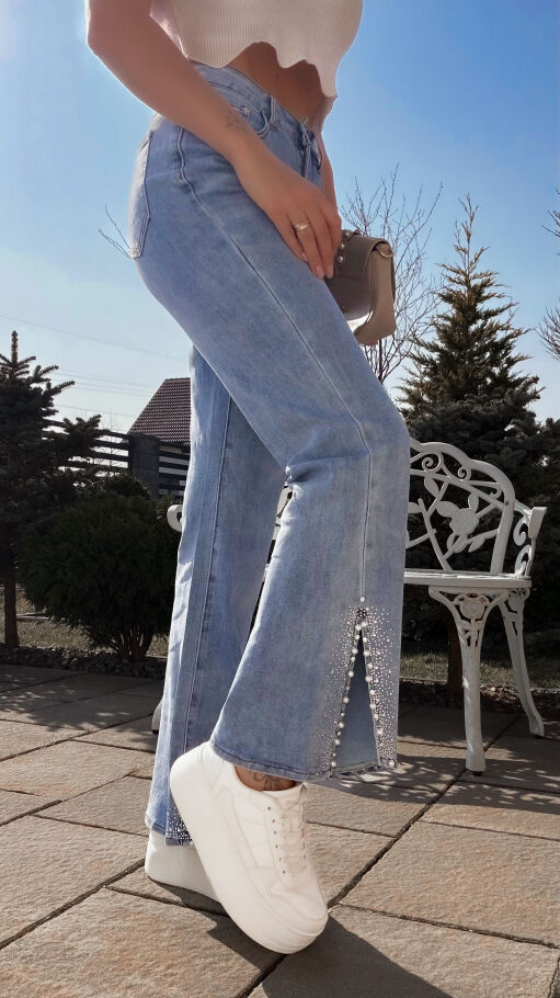 Elastyczne jeansy z rozciętymi nogawkami i perełkami BLUE JEANS - R773