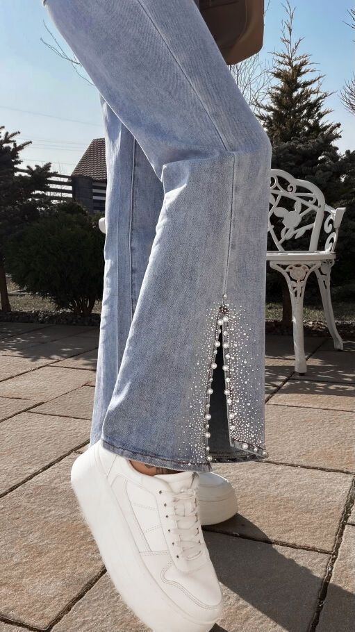 Elastyczne jeansy z rozciętymi nogawkami i perełkami BLUE JEANS - R773