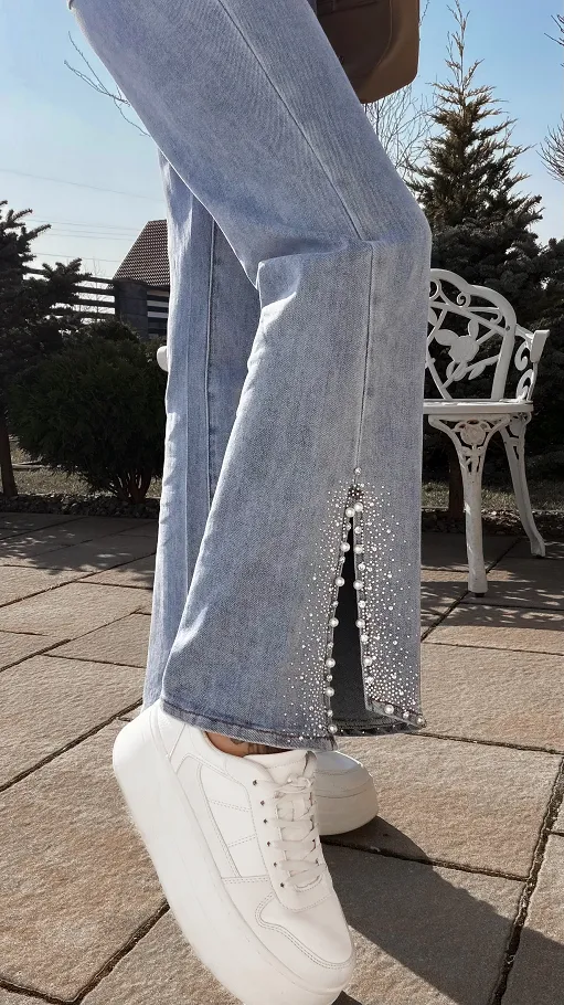 Elastyczne jeansy z rozciętymi nogawkami i perełkami BLUE JEANS - R773