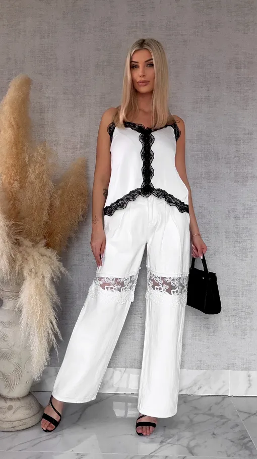 Elegancka biała bluzka na ramiączkach z czarną koronką - R757