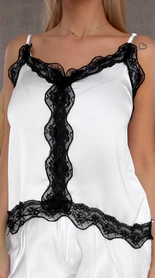 Elegancka biała bluzka na ramiączkach z czarną koronką - R757