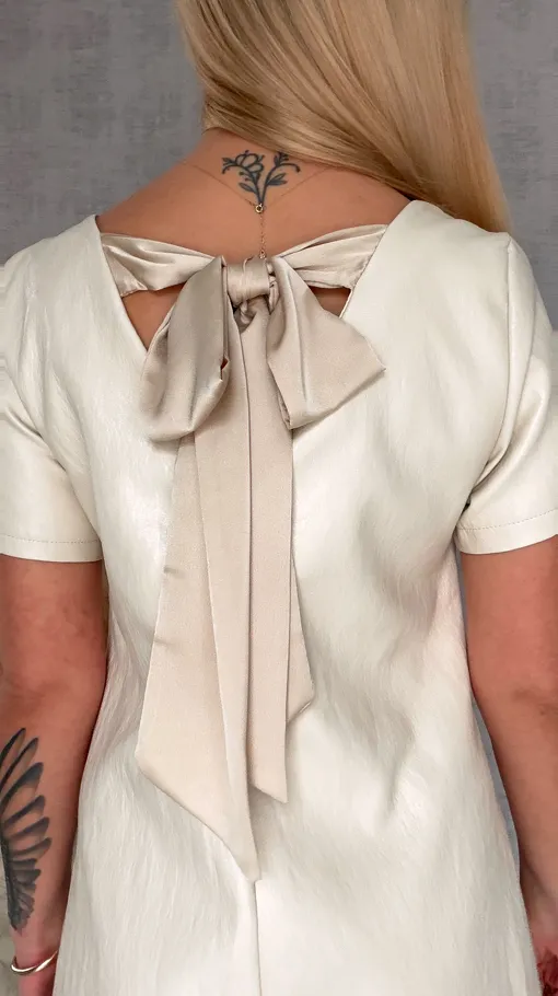 Beżowa sukienka z eko skóry z wiązaniem ONE SIZE - R544