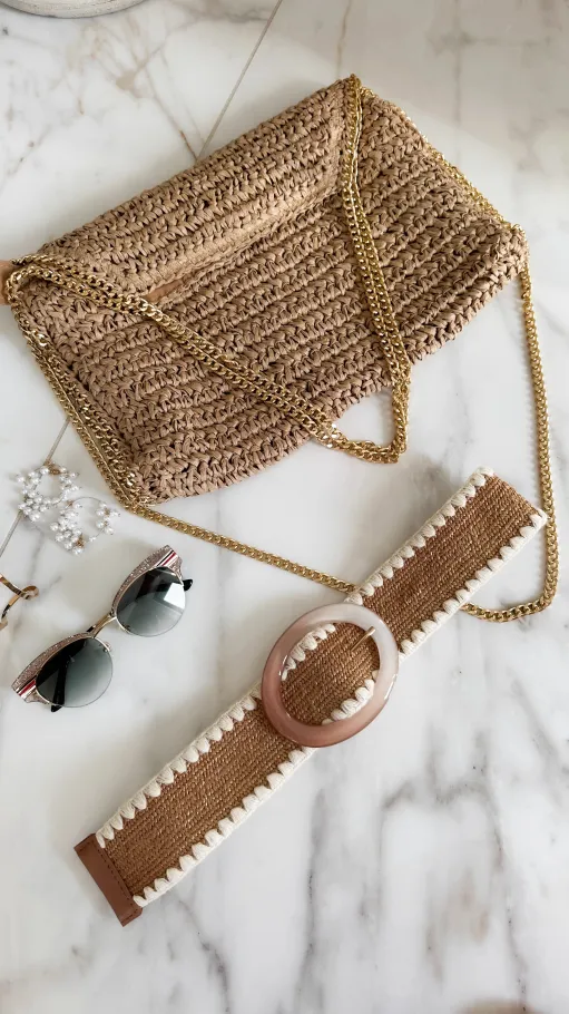 Lekka pleciona torebka w beżowym kolorze na złotym łańcuszku - P668