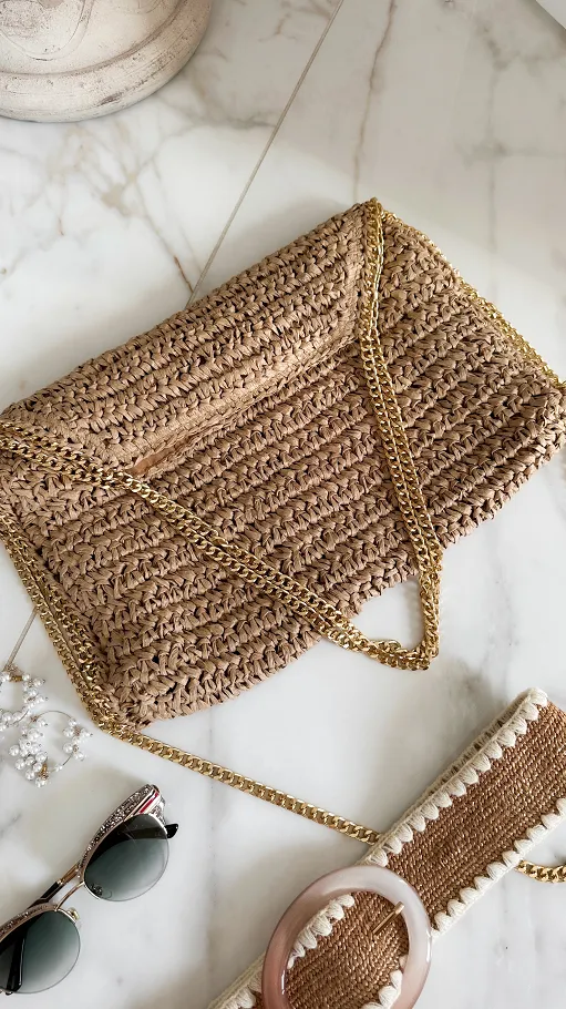 Lekka pleciona torebka w beżowym kolorze na złotym łańcuszku - P668