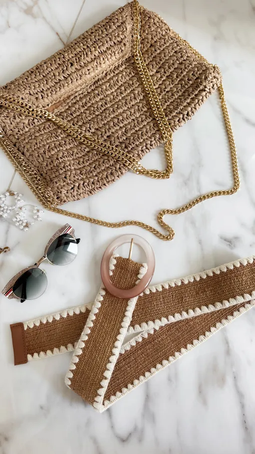 Lekka pleciona torebka w beżowym kolorze na złotym łańcuszku - P668