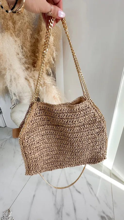 Lekka pleciona torebka w beżowym kolorze na złotym łańcuszku - P668