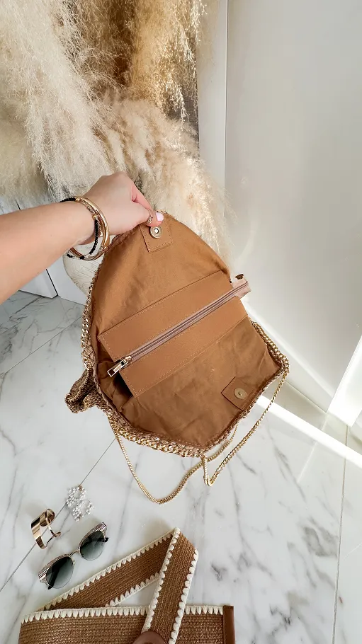 Lekka pleciona torebka w beżowym kolorze na złotym łańcuszku - P668