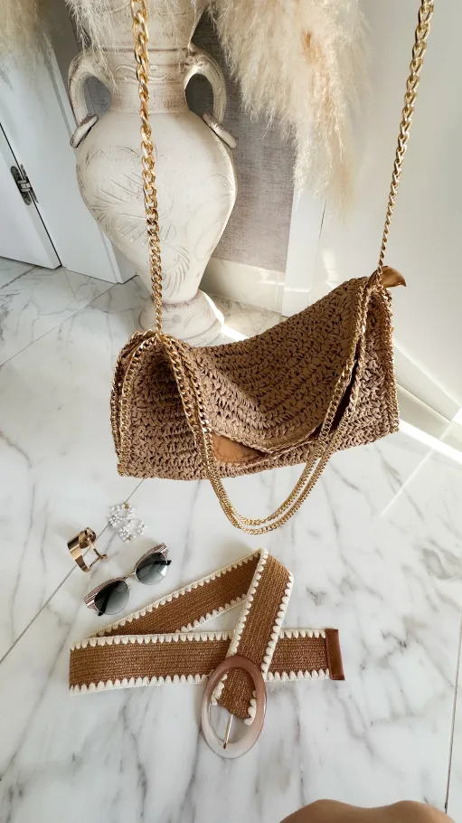 Lekka pleciona torebka w beżowym kolorze na złotym łańcuszku - P668