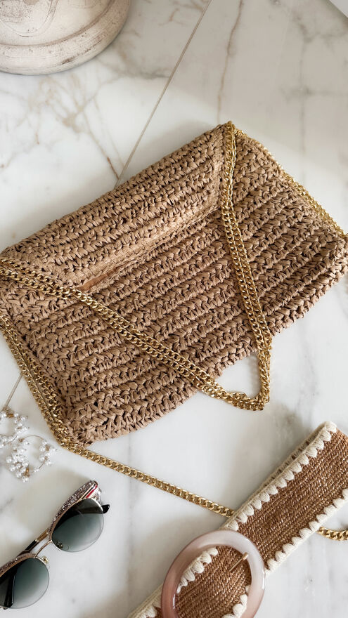 Lekka pleciona torebka w beżowym kolorze na złotym łańcuszku - P668