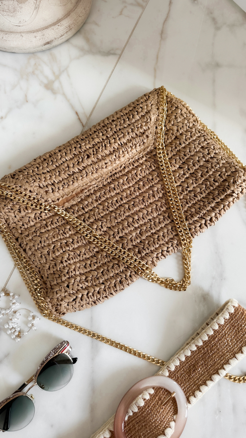 Lekka pleciona torebka w beżowym kolorze na złotym łańcuszku - P668