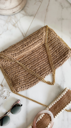 Lekka pleciona torebka w beżowym kolorze na złotym łańcuszku - P668