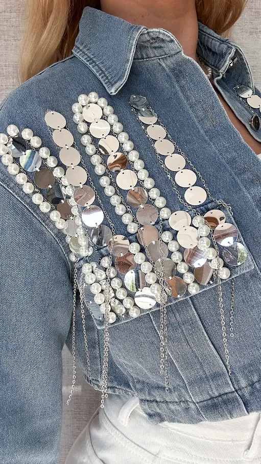 Modna krótka kurtka jeansowa KATANA zdobiona cekinami i perłami - P706