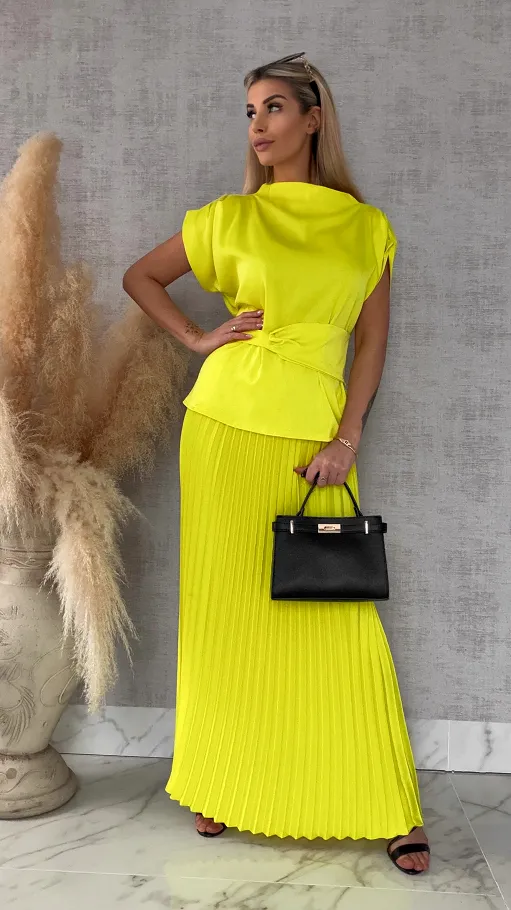 Elegancki satynowy komplet bluzka + maxi spódnica plisowana ONE SIZE kanarkowy - R667