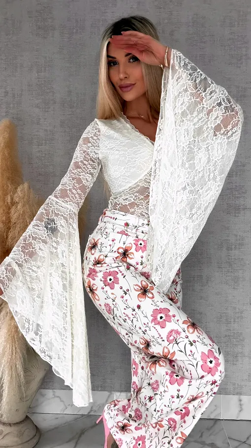 Koronkowa bluzka w szpic z dzwonkami ONE SIZE ecru - R683