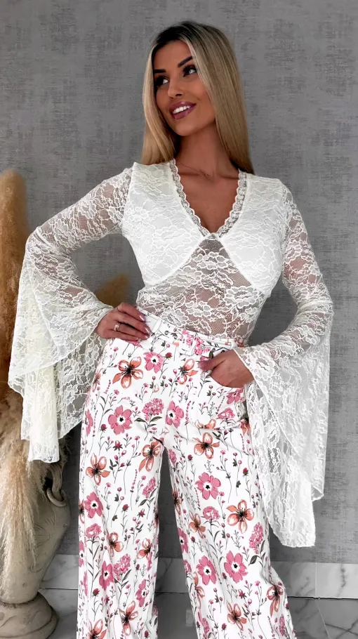 Koronkowa bluzka w szpic z dzwonkami ONE SIZE ecru - R683