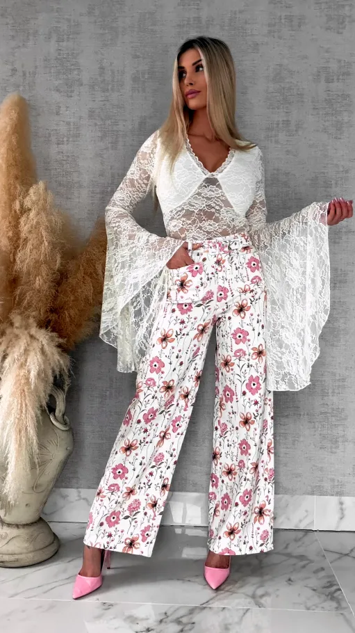 Koronkowa bluzka w szpic z dzwonkami ONE SIZE ecru - R683