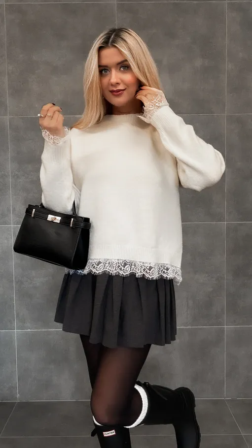 Elegancki sweter ECRU z koronką ONE SIZE - R338A