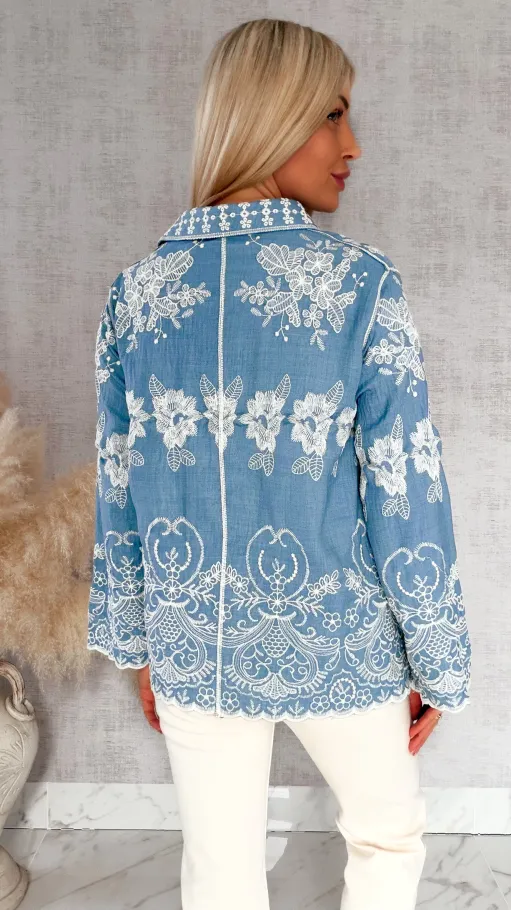 Miękka bawełniana koszula jeansowa w jasne hafty ONE SIZE - R932