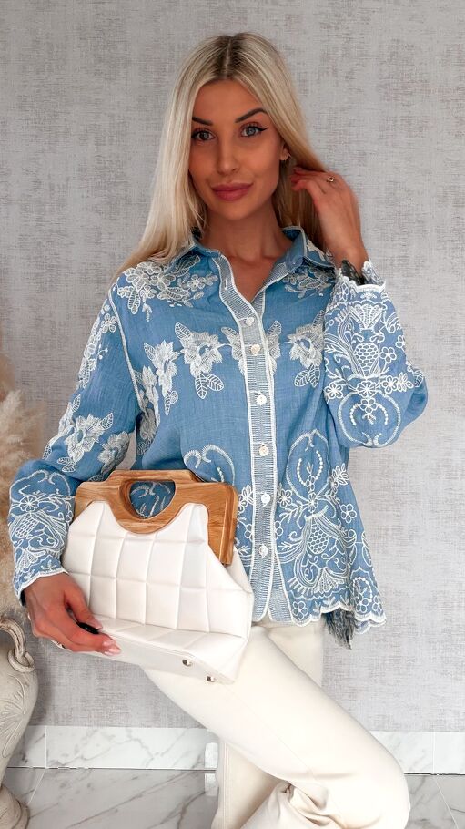 Miękka bawełniana koszula jeansowa w jasne hafty ONE SIZE - R932