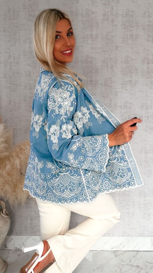 Miękka bawełniana koszula jeansowa w jasne hafty ONE SIZE - R932