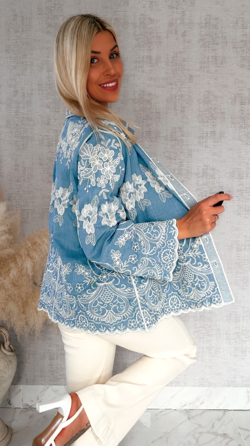 Miękka bawełniana koszula jeansowa w jasne hafty ONE SIZE - R932