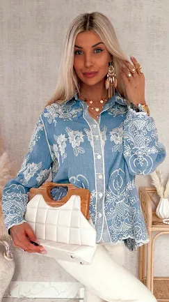 Miękka bawełniana koszula jeansowa w jasne hafty ONE SIZE - R932