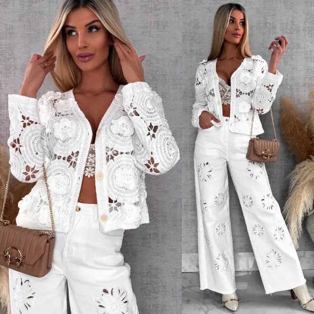 Ażurowy szydełkowy sweter z różami zapinany na guziki ONE SIZE ecru - R689