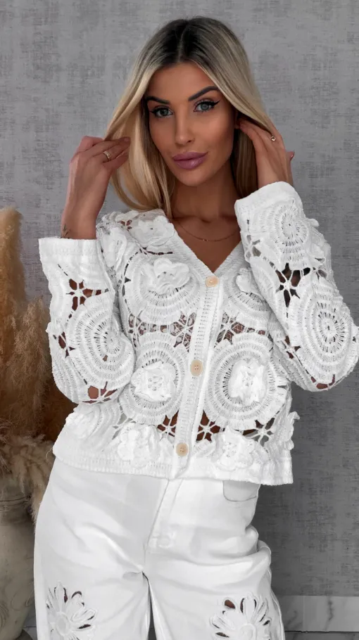 Ażurowy szydełkowy sweter z różami zapinany na guziki ONE SIZE ecru - R689