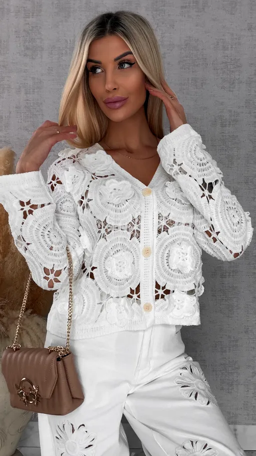 Ażurowy szydełkowy sweter z różami zapinany na guziki ONE SIZE biały - R689