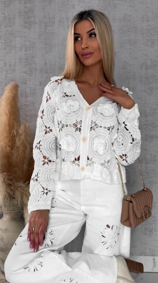 Ażurowy szydełkowy sweter z różami zapinany na guziki ONE SIZE ecru - R689