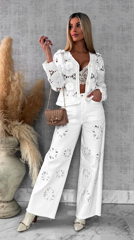 Ażurowy szydełkowy sweter z różami zapinany na guziki ONE SIZE biały - R689