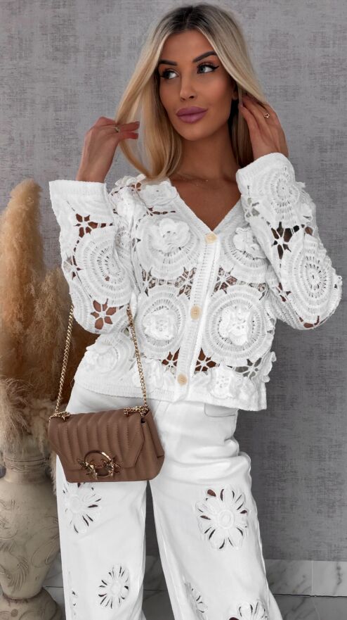 Ażurowy szydełkowy sweter z różami zapinany na guziki ONE SIZE ecru - R689