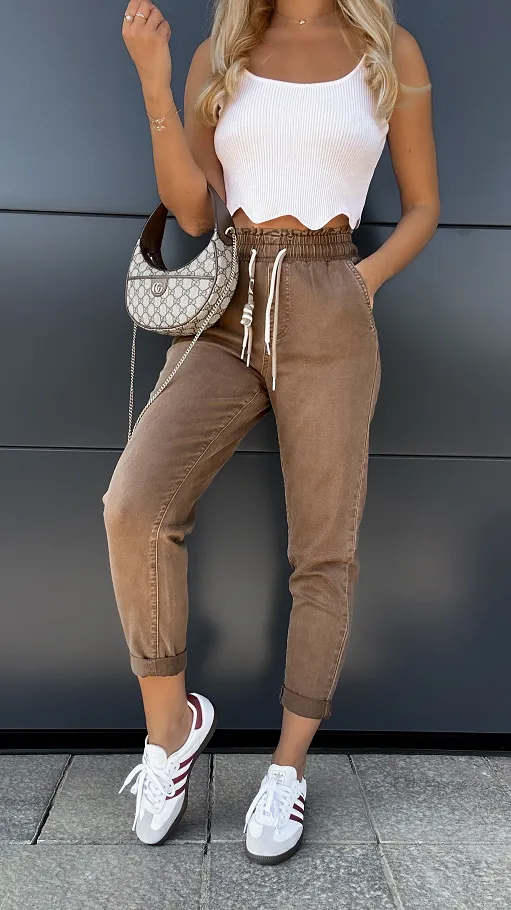 Elastyczne brązowe spodnie jeansowe MOM FIT z gumą w pasie - R004