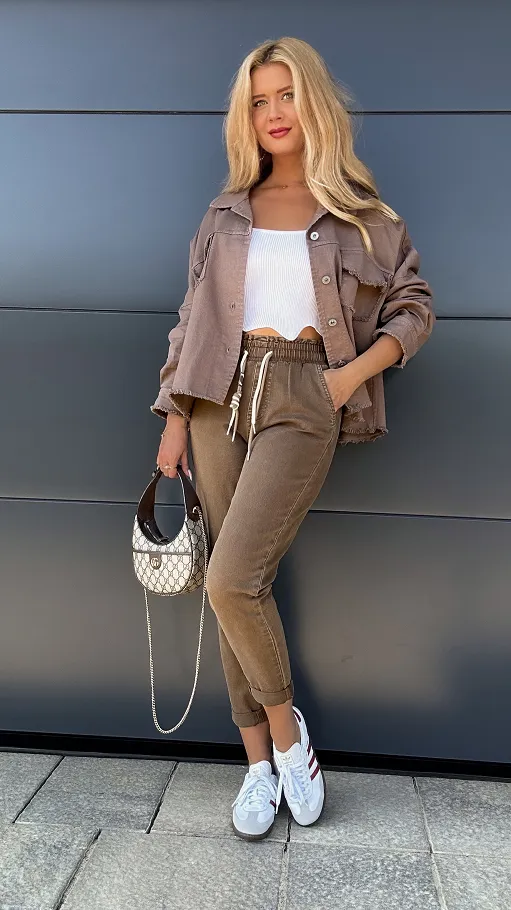 Elastyczne brązowe spodnie jeansowe MOM FIT z gumą w pasie - R004