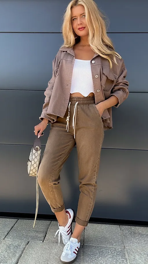 Elastyczne brązowe spodnie jeansowe MOM FIT z gumą w pasie - R004