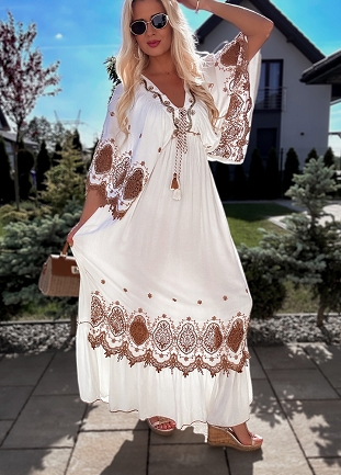 Ekskluzywna biała MAXI sukienka z szerokimi rękawami i brązowymi koronkami z WISKOZY - N272