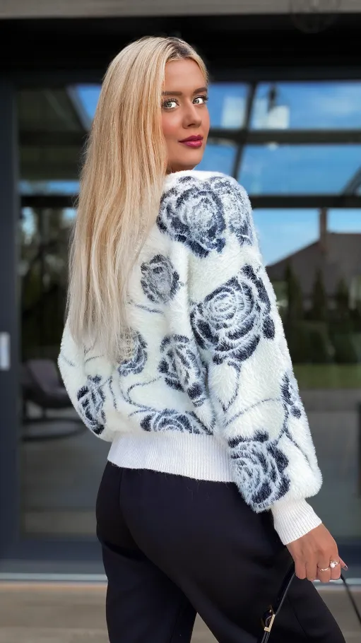 Biały sweter FLUFFY w kwiaty zapinany na haftki ONE SIZE - R108