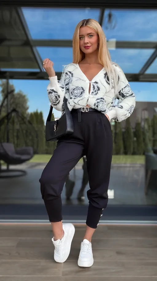 Biały sweter FLUFFY w kwiaty zapinany na haftki ONE SIZE - R108