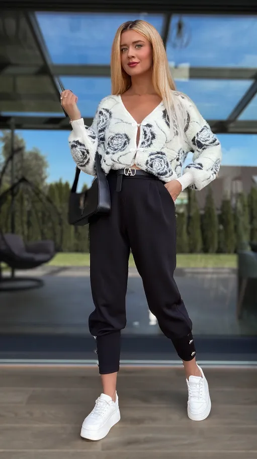Biały sweter FLUFFY w kwiaty zapinany na haftki ONE SIZE - R108