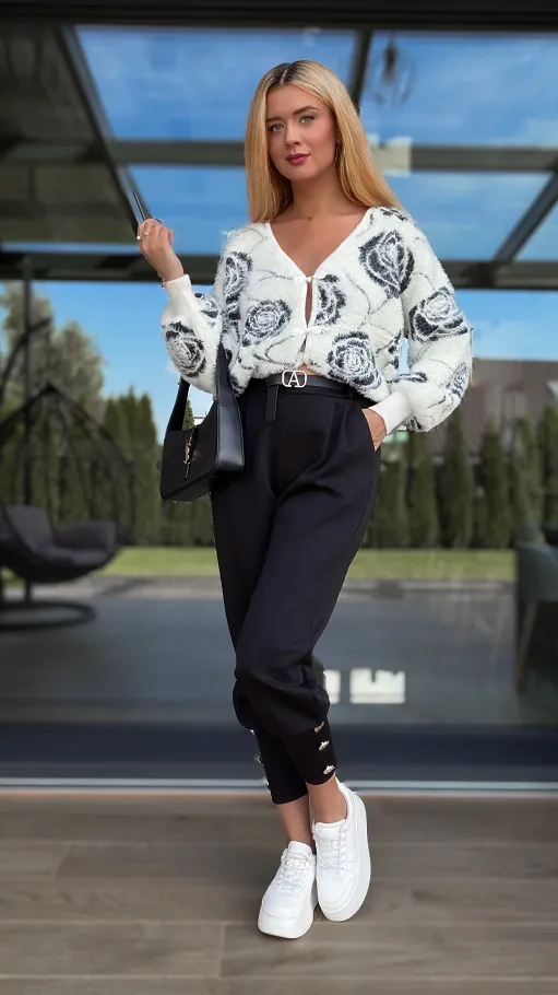 Biały sweter FLUFFY w kwiaty zapinany na haftki ONE SIZE - R108