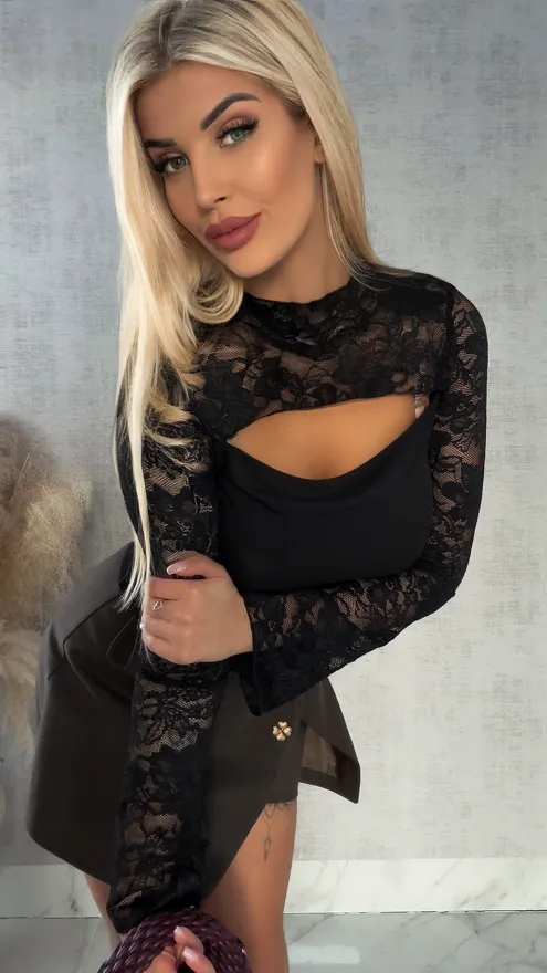Czarna bluzka z koronką i modnym dekoltem ONE SIZE - R351