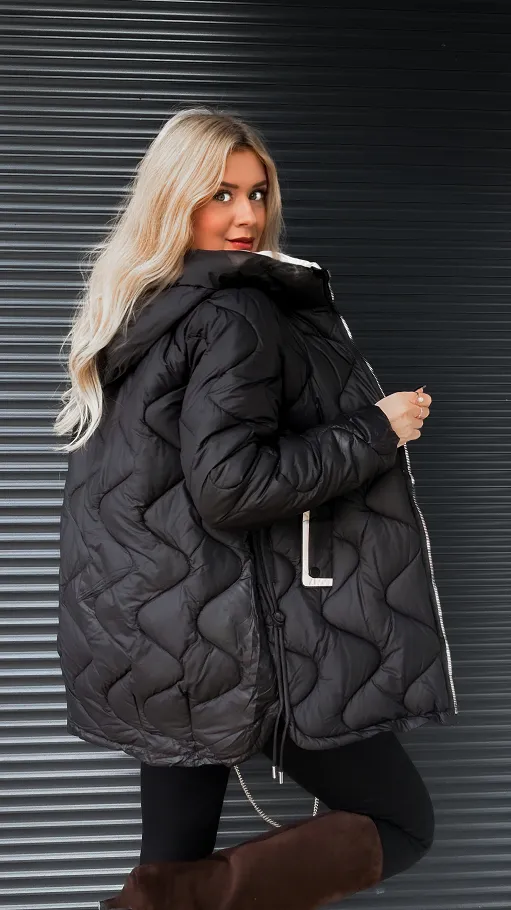 Czarna pikowana kurtka na zimę z kapturem - R222
